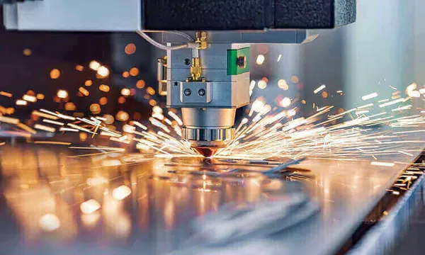 Découpe laser d'une pièce métallique en usine