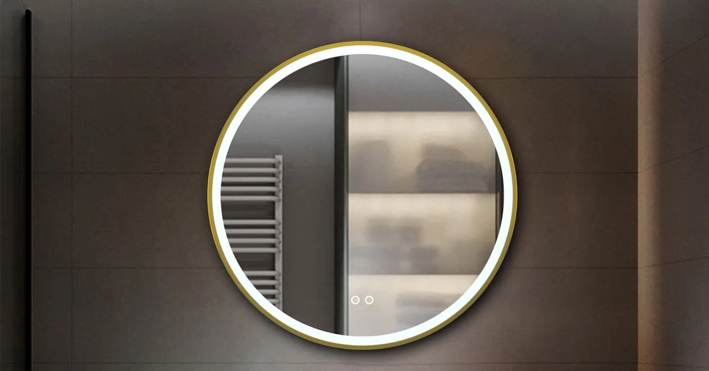 Miroir rond Keliss au cadre lumineux dans une salle de bains sombre