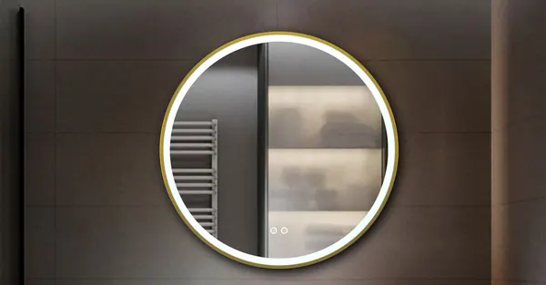 Miroir rond Keliss rétroéclairé dans une salle de bains sombre