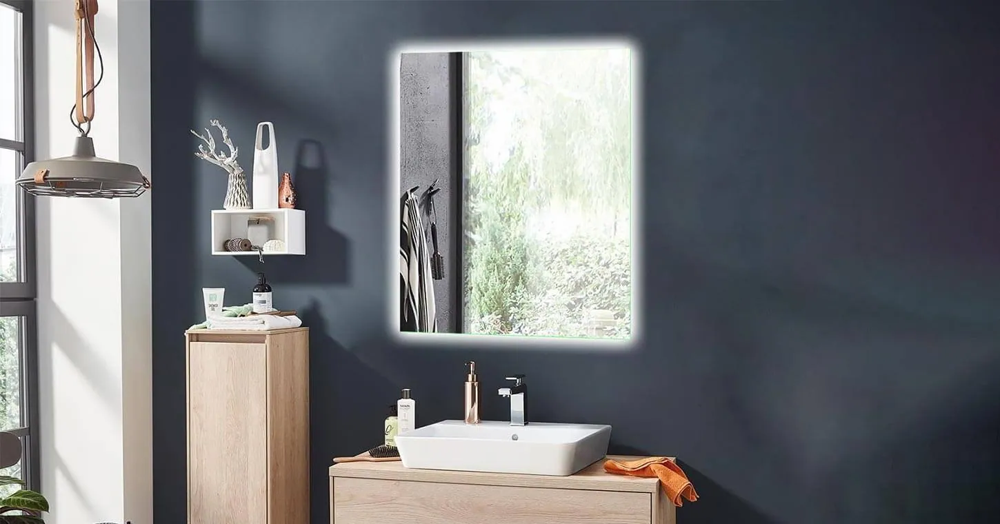 Miroir rectangulaire rétroéclairé au-dessus d'un meuble-vasque en bois