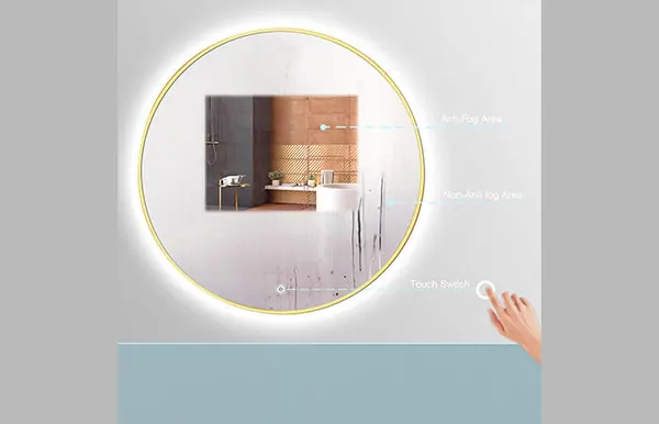 Miroir rond qui reste net dans une salle de bains pleine de vapeur