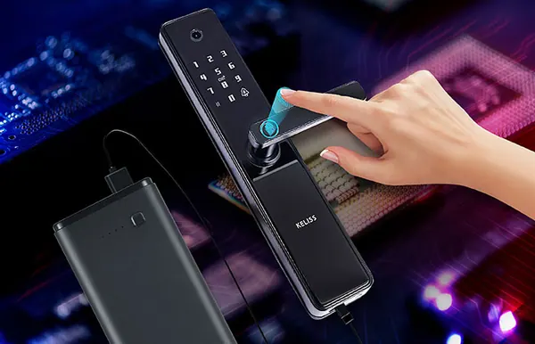 Batterie externe branchée sur le port USB-C d'une serrure connectée