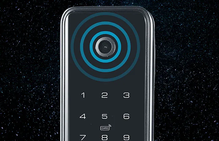 Façade d'une serrure connectée Keliss avec caméra et clavier numérique