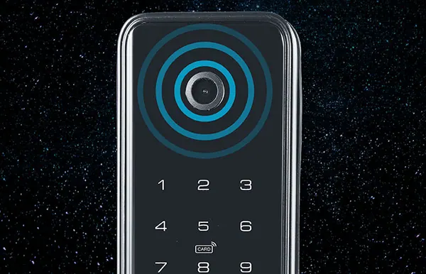 Façade d'une serrure connectée Keliss avec caméra et clavier numérique