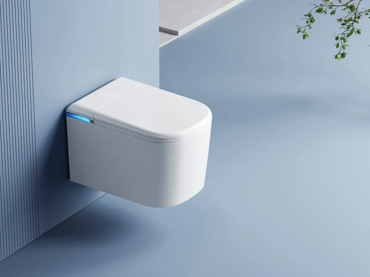 WC intelligent Keliss suspendu sur un mur bleu ciel